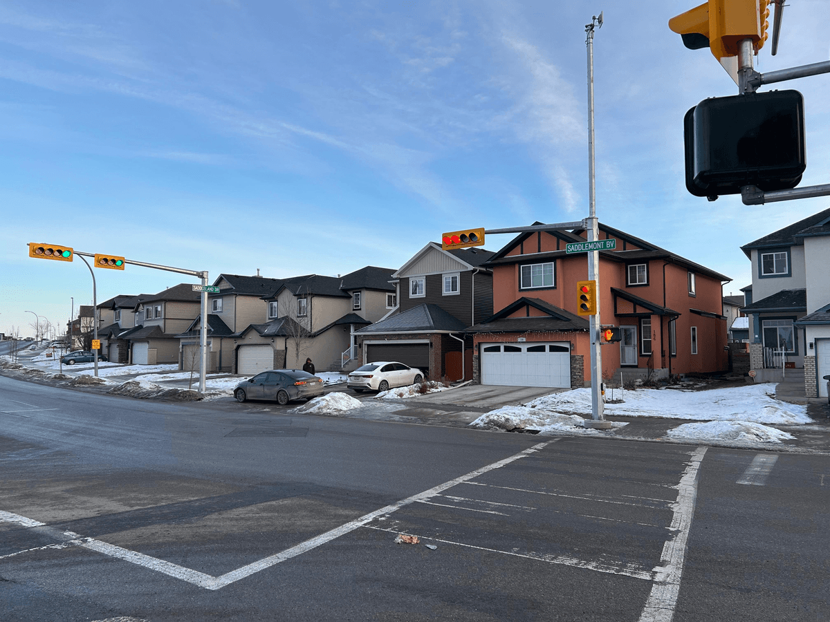 Traffic Lights: Saddleland Dr & Saddlemont Blvd